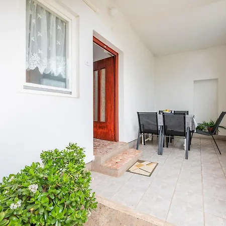 2 Bedroom Beautiful In * Fazana