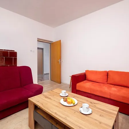 2 Bedroom Beautiful In Fazana