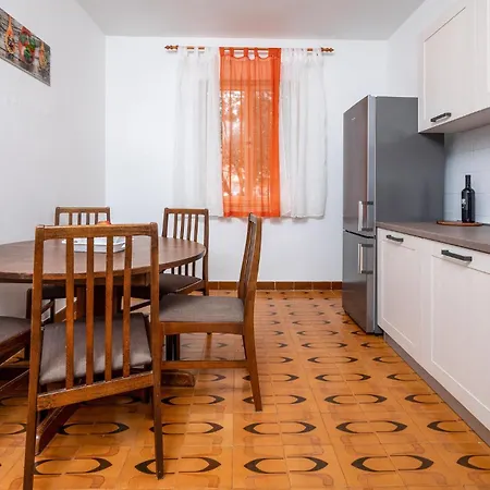 Apartment 2 Bedroom Beautiful In Fazana