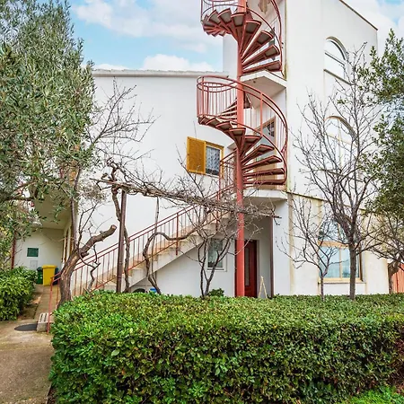 2 Bedroom Beautiful In Apartment Fazana